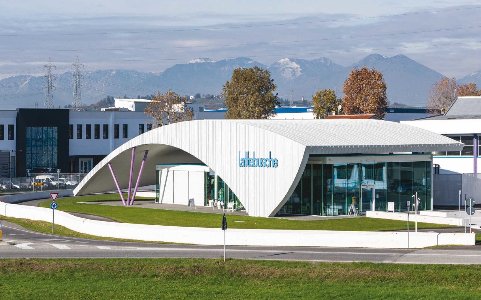 Sede Lattebusche di Sandrigo, vista dall'esterno. Edifici produttivi, progetto studio Luca Rigoni.
