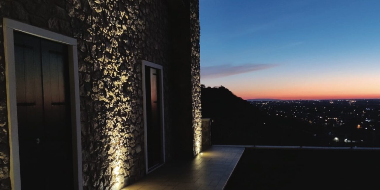 Ristrutturazione edificio agricolo in Villa privata in collina con rivestimento in pietra.