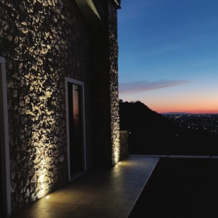 Ristrutturazione edificio agricolo in Villa privata in collina con rivestimento in pietra.