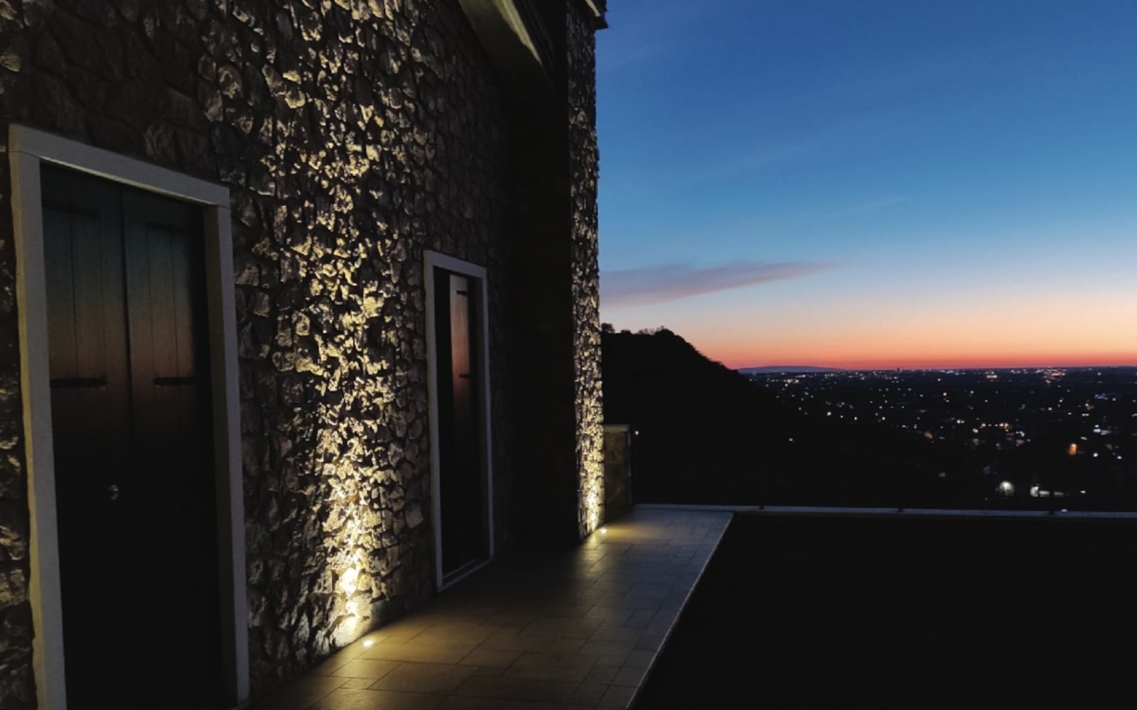 Ristrutturazione edificio agricolo in Villa privata in collina con rivestimento in pietra.