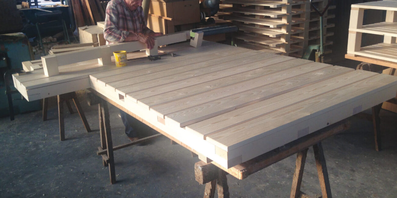 Arredo artigianale. I nostri professionisti artigiani al lavoro per gli allestimenti del Bar Bianco. Luca Rigoni Architetto.