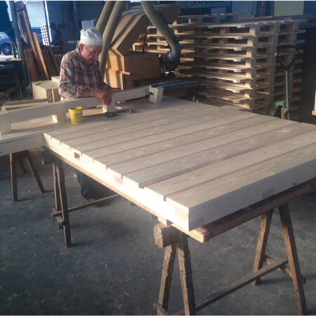 Arredo artigianale. I nostri professionisti artigiani al lavoro per gli allestimenti del Bar Bianco. Luca Rigoni Architetto.