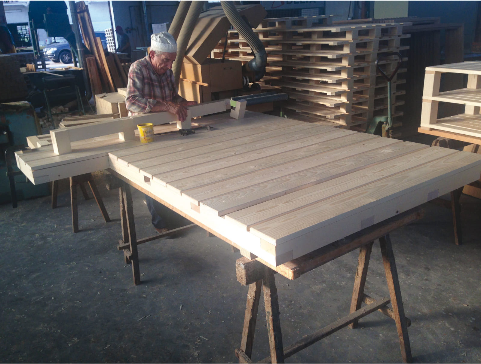 Arredo artigianale. I nostri professionisti artigiani al lavoro per gli allestimenti del Bar Bianco. Luca Rigoni Architetto.